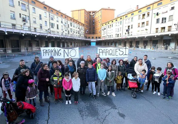 Las familias del Espartero no se rinden: «Queremos un parque, no un parking»